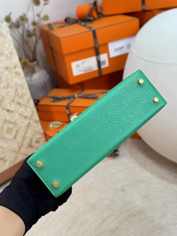 Hong Kong 0Z Vert Comics Chevre Leather Mini Kelly 19CM Gold Hardware